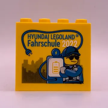 Brick 2 x 4 x 3 with 'HYUNDAI LEGOLAND Fahrschule 2022' and Minifigure with Electric Charger Print