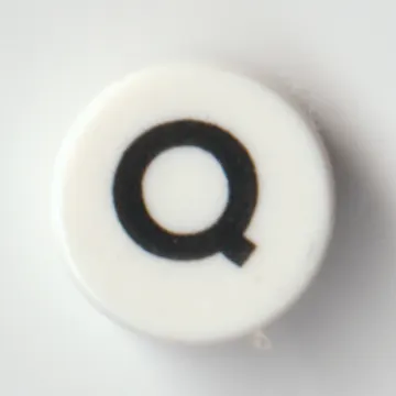 Tile Round 1 x 1 with Black 'Q' print