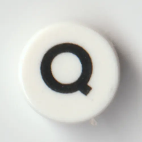 Tile Round 1 x 1 with Black 'Q' print